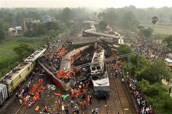 365游戏娱乐平台印度3列火车相撞 295人死亡：原因查清楚了！错误很低级