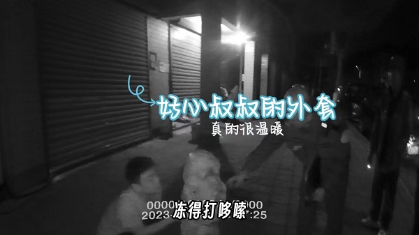 365游戏官方网站三岁萌娃深夜外出寻找妈妈热心警民化身暖心奶爸(图2)